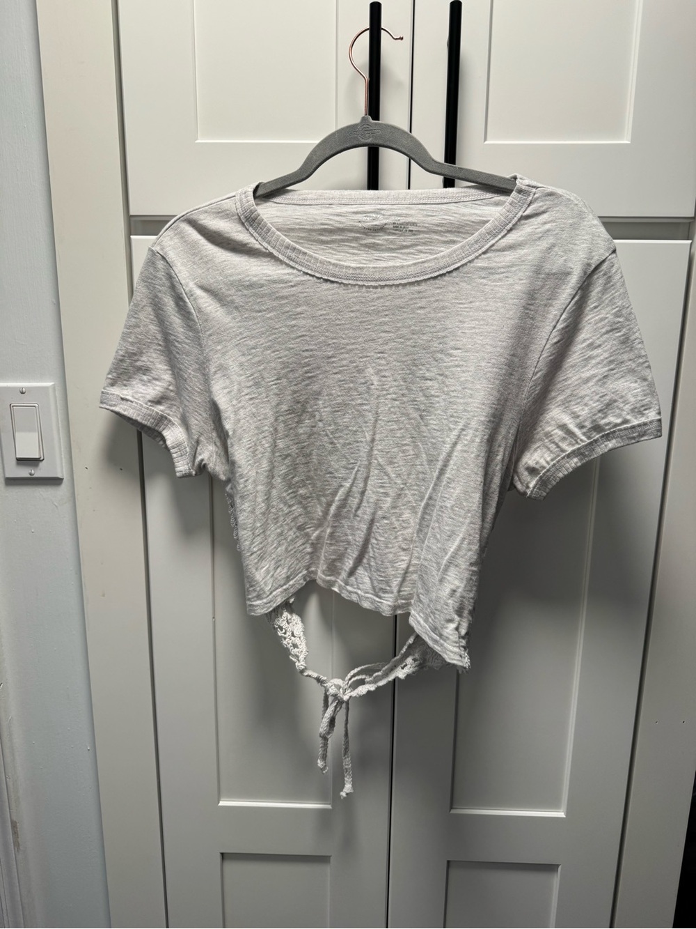 Women’s Gray Tie-Back Crochet Crop Top - Casual Tee